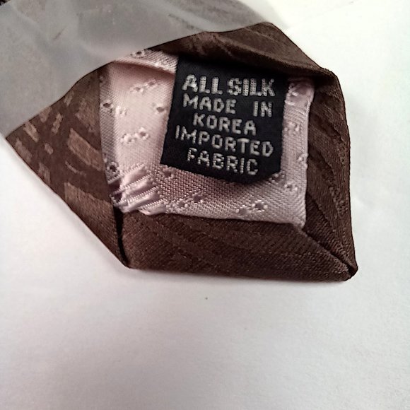 JT Beckett Brown Silk Necktie Flowers in Vase with Flower Chain 60 inches long - Picture 5 of 6